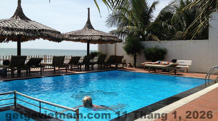 Khu vực xung quanh Hoàng Kim Hotel Hạ Long với nhiều quán ăn và dịch vụ địa phương