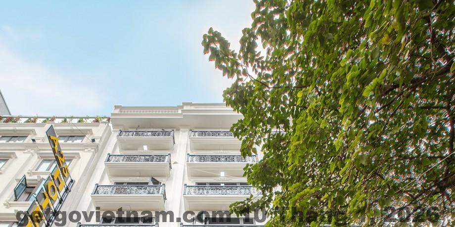 Quầy lễ tân A25 Hotel Hoàng Đạo Thúy với phong cách đơn giản và gọn gàng