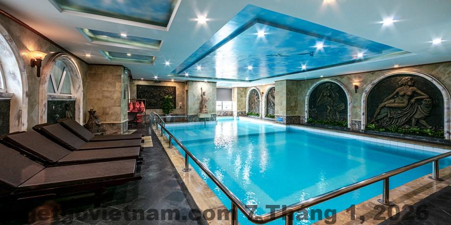 Hồ bơi trong nhà tại A25 Luxury Hotel Minh Khai với diện tích vừa phải