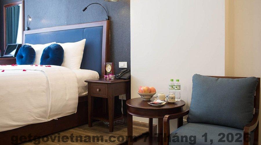 Không gian phòng nghỉ tại Holiday Emerald Hotel với thiết kế hiện đại, gọn gàng