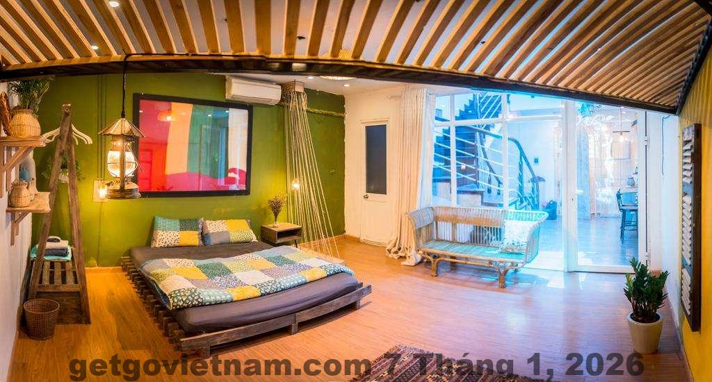 Không gian sinh hoạt chung nhỏ tại Hanoi Ancient Homestay mang phong cách nhà ở