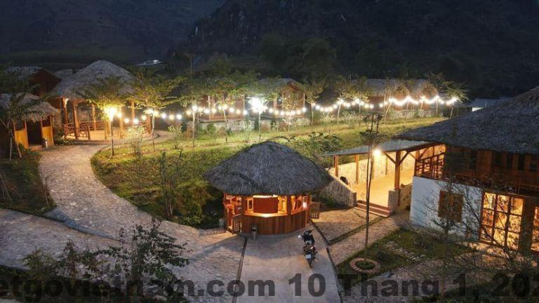 Khung cảnh mơ màng của Du Gia, nơi có thể ngắm nhìn những đồi núi xanh bạt ngàn.