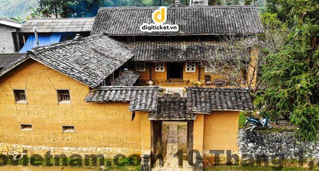 Chủ homestay thân thiện hướng dẫn du khách tại Hà Giang