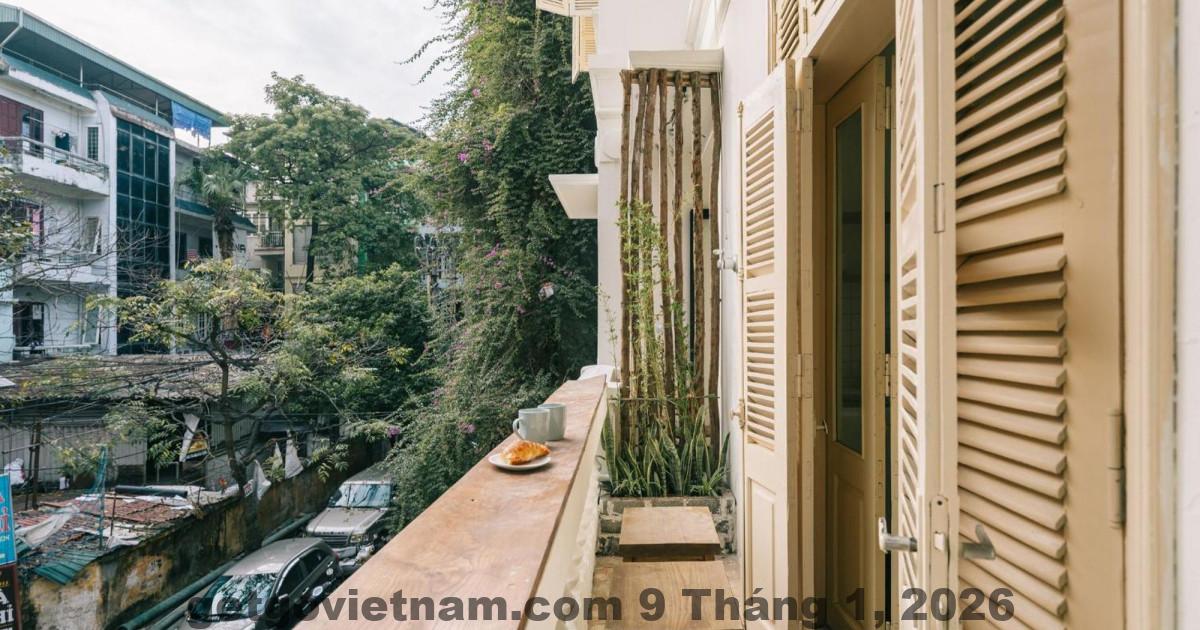 Mặt tiền Nụ Homestay và Đại lý Du lịch nằm trong ngõ nhỏ phố Nhà Chung, Hoàn Kiếm, Hà Nội