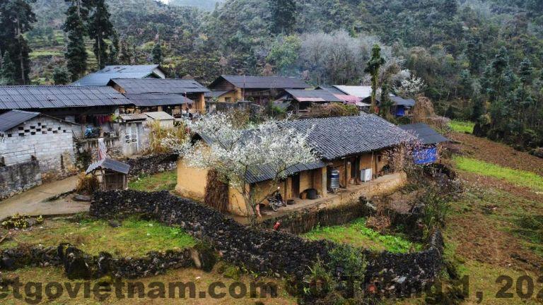 Bữa sáng tại Nhà Pao Homestay với các món ăn truyền thống, mang đậm hương vị dân tộc H'mông.