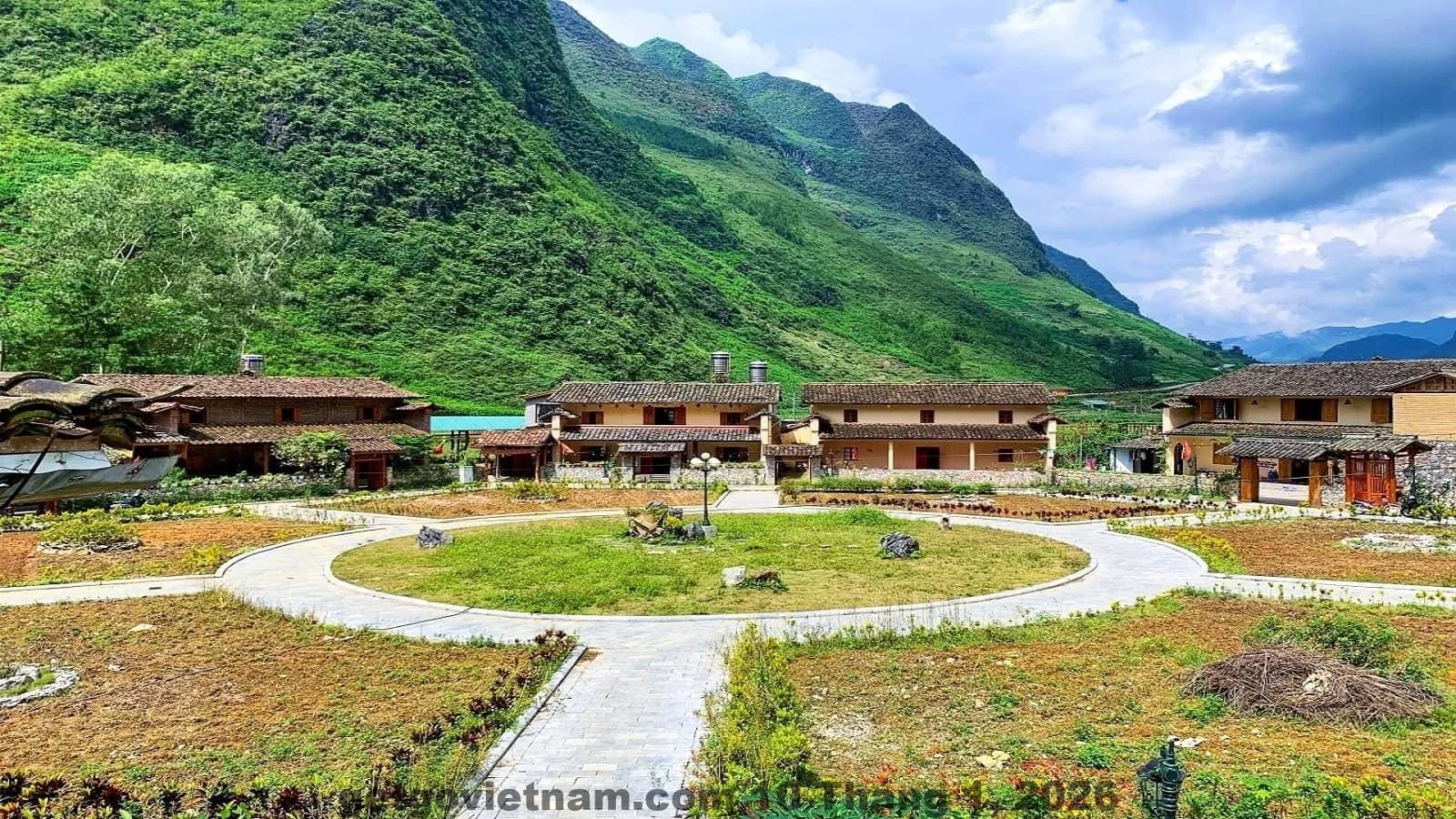 Nhân viên tại Miêu Vương Homestay thân thiện và nhiệt tình, sẵn sàng hỗ trợ khách hàng.