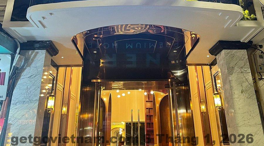 Cảnh quan phía trước Manevi Premier, thể hiện rõ mức giá hợp lý so với các khách sạn cao cấp khác.