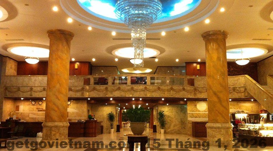 Sảnh lễ tân HA LONG DREAM HOTEL với thiết kế truyền thống