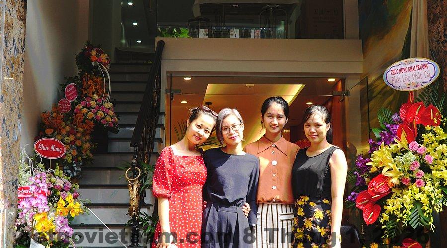 Sảnh đón khách với không gian sang trọng, nhân viên thân thiện.