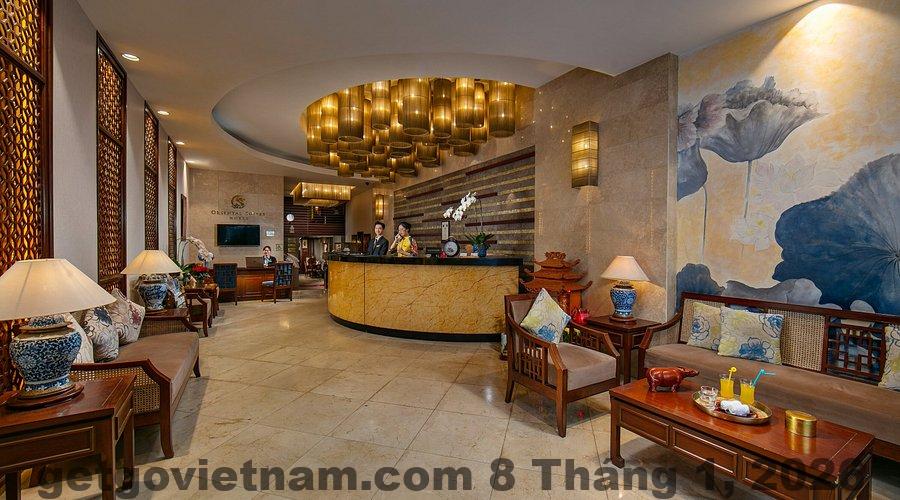 Sảnh lễ tân DE LA SOIE Hotel & Travel với phong cách boutique hiện đại, gọn gàng