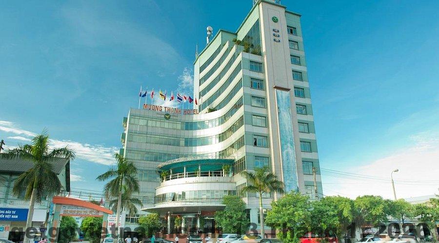 Một góc nhìn tổng quan từ ngoài của Khách Sạn Á Châu với kiến trúc hiện đại và không gian thoáng mát.