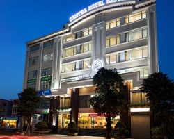 Smart Hotel Bắc Ninh Review 2026: Khách sạn công tác gọn gàng, đủ dùng hotel-view-at-night-2
