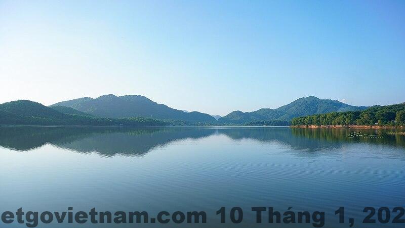 Không gian sân vườn rộng rãi tại FAMILY HOUSE (Hương Lan Villa) phù hợp tổ chức tiệc ngoài trời và sinh hoạt nhóm