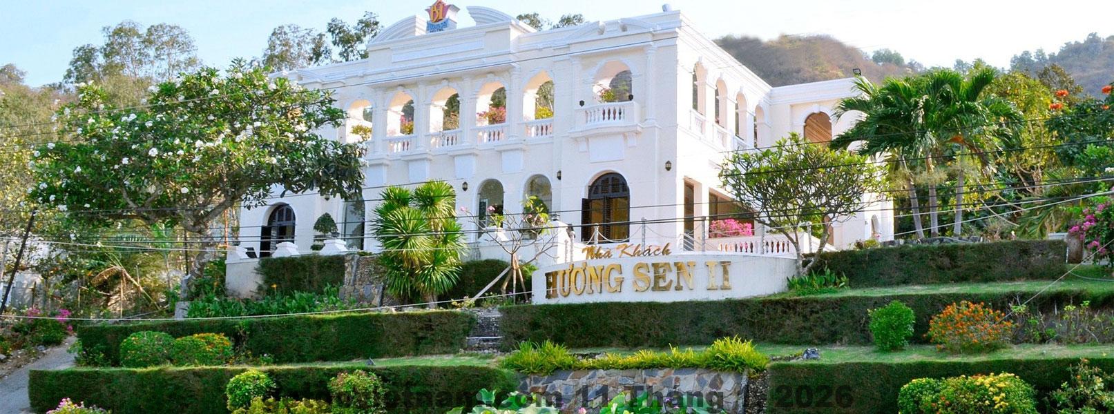 Khu vực lễ tân Khách Sạn Hương Sen Yên Châu với phong cách phục vụ thân thiện