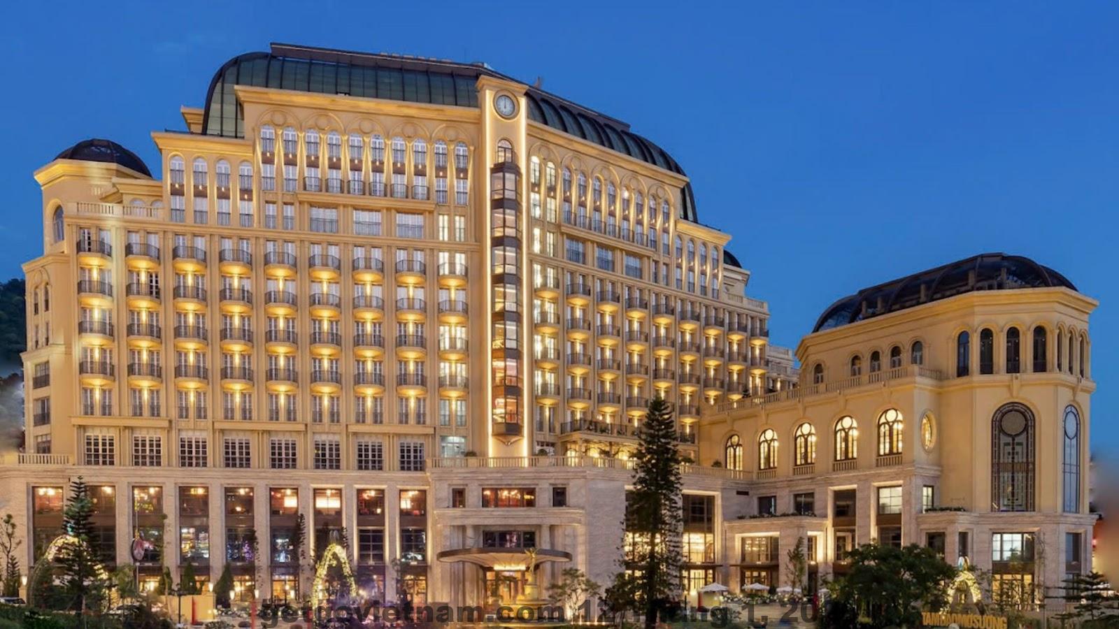 Toàn cảnh Khách sạn Ánh Dương Tam Đảo nhìn từ bên ngoài, vị trí trung tâm thị trấn