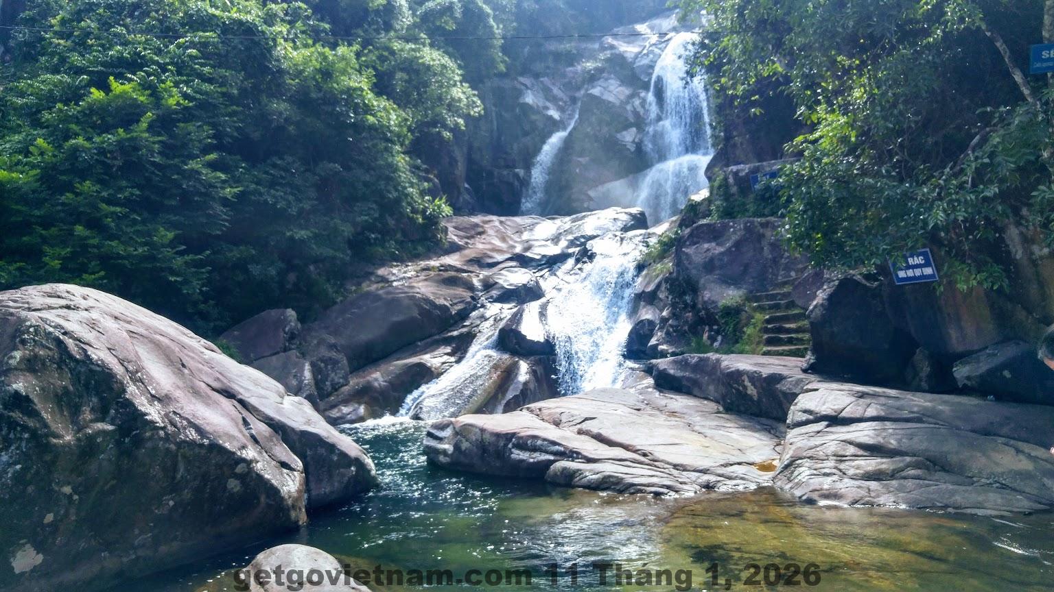 Không gian xung quanh Khách Sạn Bình Sơn phù hợp nghỉ ngơi, không tập trung vào tiện ích giải trí