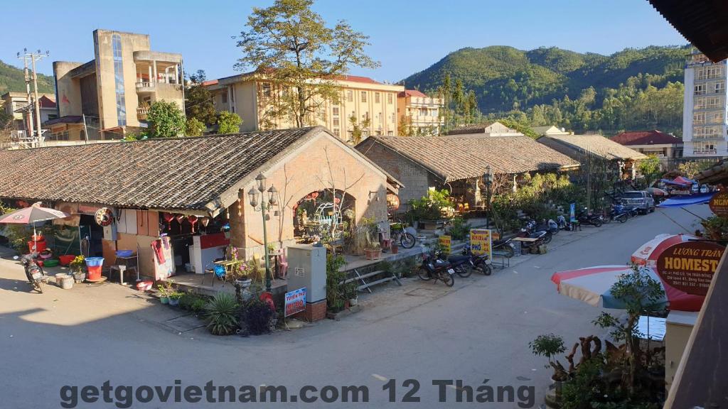 Không gian ăn uống địa phương gần Trúc Nhân Hotel, thuận tiện cho khách khám phá ẩm thực Đồng Văn