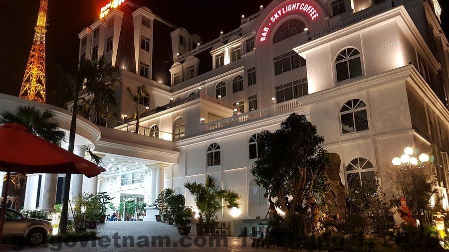Khu vực lễ tân và đội ngũ nhân viên phục vụ tại Royal Hotel & Spa Vĩnh Yên 2
