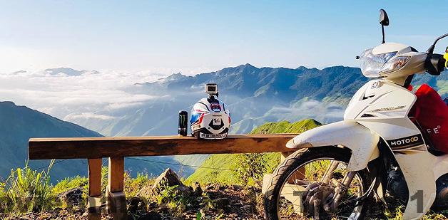 Nhân viên MOTOGO hỗ trợ khách thuê xe và check-in