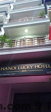 Hanoi Holiday Silver Hotel Review 2026: Ở Phố Cổ Có Đáng Tiền? 5 Nhân viên lễ tân Hanoi Holiday Silver Hotel thân thiện và hỗ trợ khách nhiệt tình