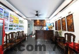 Phố Thuốc Bắc Hà Nội với không khí nhộn nhịp, nhiều hàng quán và khách du lịch quốc tế