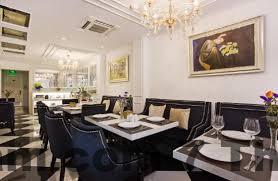 Quầy lễ tân và đội ngũ nhân viên thân thiện tại Luxury Old Quarter Hotel