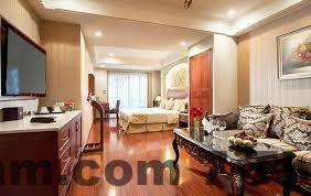 Nhân viên Tirant Hotel thân thiện hỗ trợ khách tại quầy lễ tân