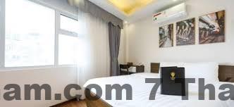 Khu vực lễ tân và đội ngũ nhân viên Veris Hotel