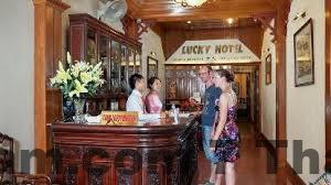 Khu vực ăn sáng đơn giản tại Khách Sạn Lucky 2