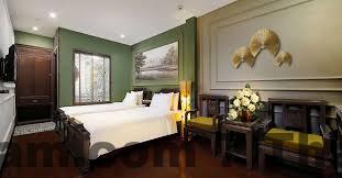 Khu vực lễ tân Hanoi Sunshine Hotel với nhân viên phục vụ khách