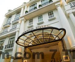 Nhân viên lễ tân Apricot Hotel với phong thái chuyên nghiệp và lịch sự