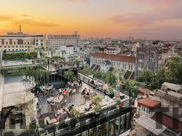 Phố Nhà Chung gần Nhà thờ Lớn Hà Nội, khu vực sôi động và đông du khách