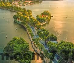 Nhân viên Memory Legends Hotel hỗ trợ khách với thái độ thân thiện