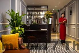 Khu vực lễ tân Twins Hotel với nhân viên hỗ trợ khách