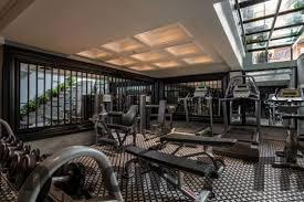 Đội ngũ nhân viên lễ tân Acoustic Premium Hotel & Spa thân thiện và chuyên nghiệp