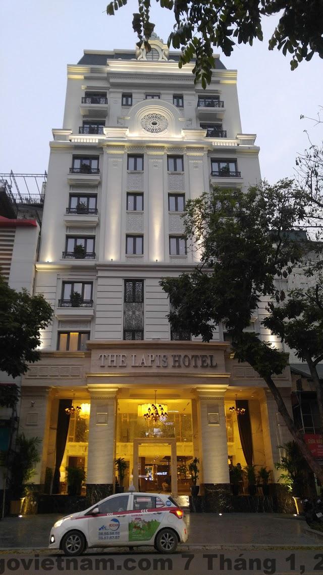 Khu vực lễ tân The Lapis Hotel với phong cách sang trọng, hiện đại