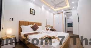 Khu vực lễ tân khách sạn Hồ Sen Xanh với phong cách truyền thống