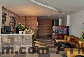 Khu vực lễ tân Westlake Pearl Suites & Spa với phong cách tối giản