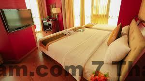 Khu vực lễ tân Khách sạn Sunset Westlake Hà Nội với nhân viên phục vụ thân thiện