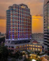 Khu lễ tân Hanoi Dormiam với nhân viên thân thiện và hỗ trợ khách tốt