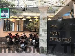 Quầy lễ tân khách sạn Hana Thien Phu với phong cách phục vụ thân thiện