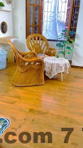 Không gian tiếp khách nhỏ tại Tony’s House mang cảm giác homestay gia đình