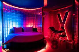 Quầy lễ tân khách sạn Jacayl Hotel với nhân viên hỗ trợ khách