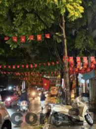 Ngõ Xuân Thủy nơi Era Apartment Xt tọa lạc với nhiều hàng quán và xe cộ