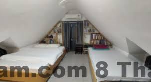 Lối vào French-styled House trong ngõ hẹp, xe ô tô lớn khó tiếp cận