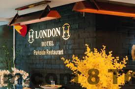 Khu vực phố Khúc Thừa Dụ sầm uất, nhiều nhà hàng và dịch vụ xung quanh khách sạn