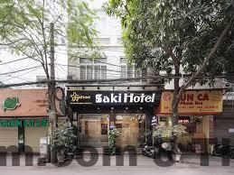 Tổng quan bên ngoài OYO 210 Saki Hotel nhìn từ đường Dịch Vọng Hậu, khu vực nhiều văn phòng tại Cầu Giấy