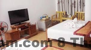 Khu vực lễ tân nhỏ gọn tại Khách Sạn Phương Đông, phong cách gia đình