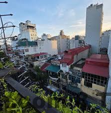 Khu vực lễ tân Brilliant Me Tri Hotel & Spa với nhân viên phục vụ thân thiện