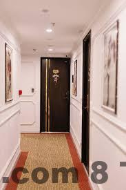 Khu vực xung quanh Hồng Vận Hotel với nhiều hàng quán và văn phòng tại Trung Hòa